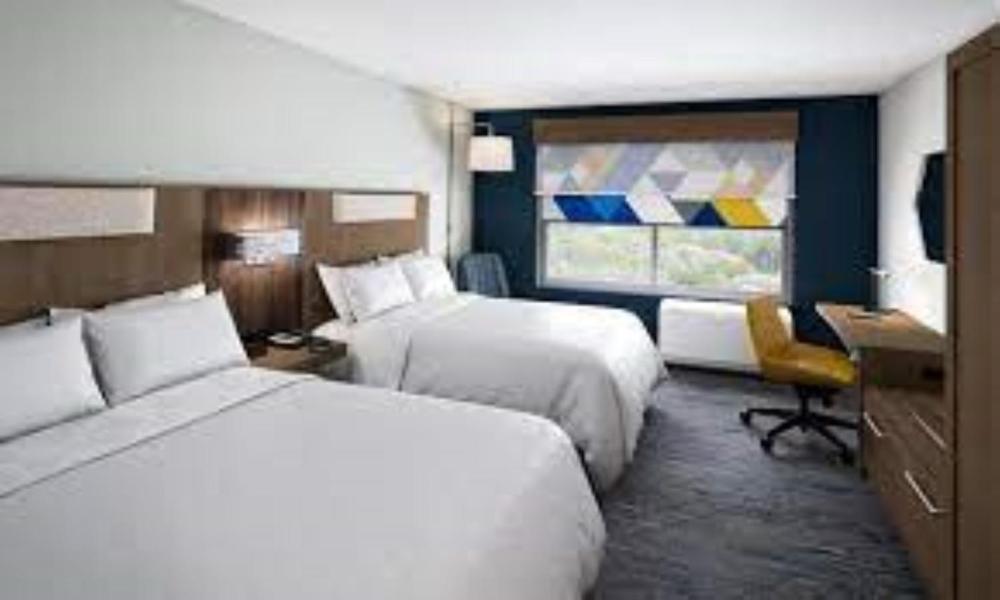 Standard Queen Room with Two Queen Beds and Mobility Accessible Tub interior